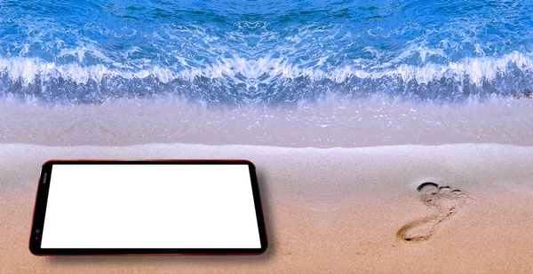 Handy Mit Weißem Bildschirm Sonnigen Strand Mit Fußabdruck Vor Blauer — Stockfoto