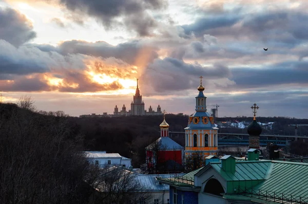 Sonnenuntergangspanorama Der Sperlingshügel Frühling Moskau Unter Dramatischem Bewölkten Himmel — Stockfoto