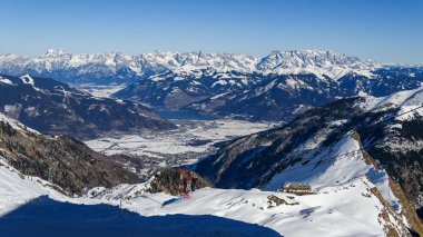 Avusturya 'nın kayak yolları olan güneşli Alpleri' nin kış yamacının havadan görünüşü 