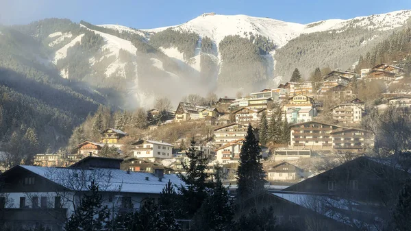 Winterskipiste Der Österreichischen Alpen Mit Sonnigen Dorfhäusern Schneebergen Und Immergrünem — Stockfoto