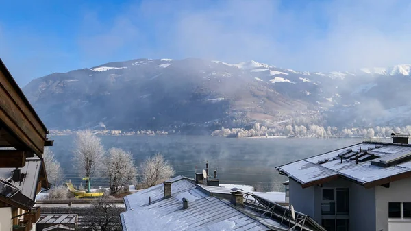 Heller Winterhang Der Österreichischen Alpen Mit Sonnigen Dorfhäusern Schnee Und — Stockfoto