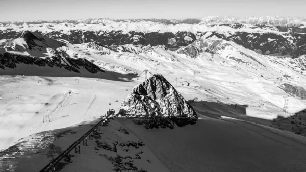 Einfarbige Luftaufnahme Des Winterhangs Der Österreichischen Sonnenalpen Mit Skiwegen — Stockfoto