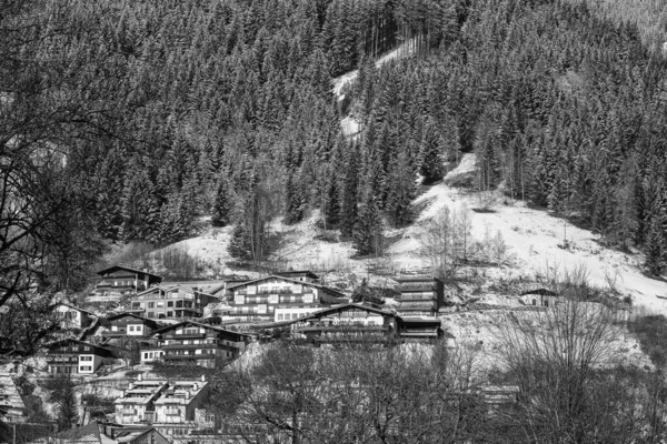 Monochrome View Winter Ski Slope Austrian Alps Sunny Village Houses — Stock fotografie