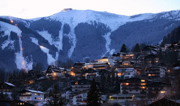 Winterhang Der Alpen Mit Abendlichen Dorfhäusern Schneebedeckten Berghängen Und Wald — Stockfoto