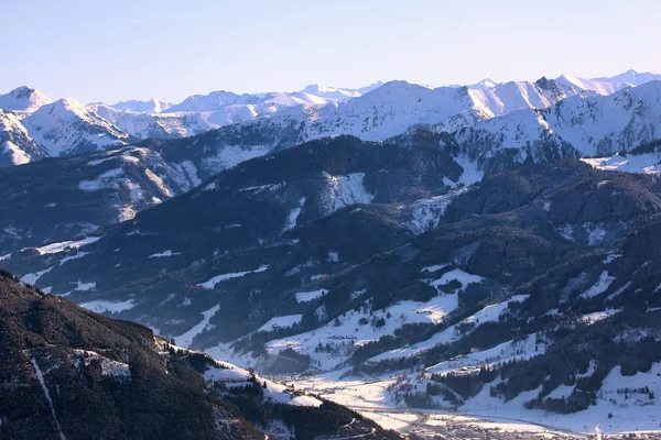 Вид Воздуха Зимнюю Деревню Австрийской Долины Высокой Точки Солнечных Гор — стоковое фото
