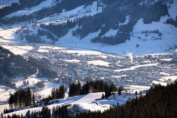 Luftaufnahme Des Österreichischen Wintertaldorfes Vom Gipfel Der Sonnigen Almberge — Stockfoto