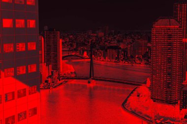 Günbatımında Tokyo hava kentinin renk eğimli arkaplanı köprüler, Sumida nehri ve su yansımaları ile birlikte