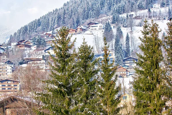 Slunečný Zimní Svah Alp Tradičními Vesnickými Domy Sněhem Lesními Stromy — Stock fotografie