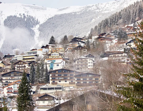 Sonniger Winterhang Der Alpen Mit Traditionellen Dorfhäusern Schnee Und Waldbäumen — Stockfoto