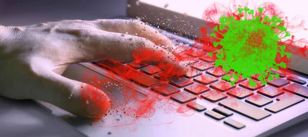 人的手在黑暗中与手提电脑一起工作的具有溶解性质感的冠状病毒的概念观 — 图库照片