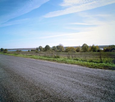 Kırsal yol ve gökyüzü dinamik bulutlarla