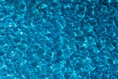 Güneşin altında parlayan su yüzeyi.