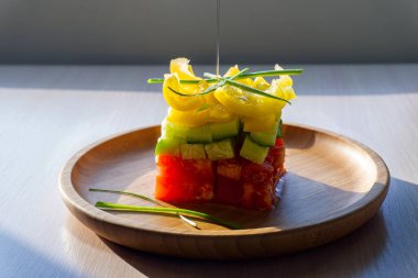 Sebze küplerinden katlanmış sebze salatası..