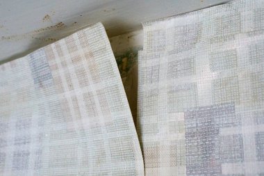 Kötü onarılmış duvar kağıdı yüzünden soyulmuş.