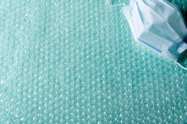 Paket siparişleri için karton ve baloncuk paketi