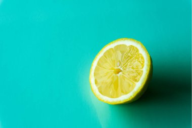 açık mavi arkaplanda düşük polilimon.