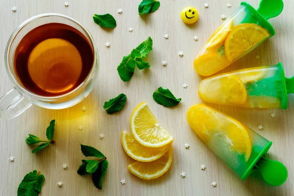 Taza Vidrio Termal Con Hierbas Hielo Con Limón —  Fotos de Stock