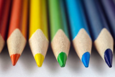 beyaz kağıt üzerine renk kalemleri desenli arkaplan