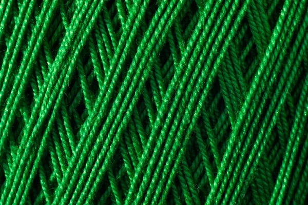 Шар из зеленых нитей крупным планом — стоковое фото