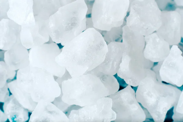 Bílé krystaly hrubé soli — Stock fotografie