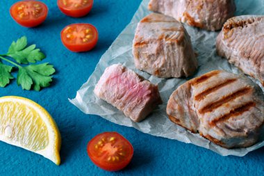 Baharatlı mavi arka planda ton balığı bifteği