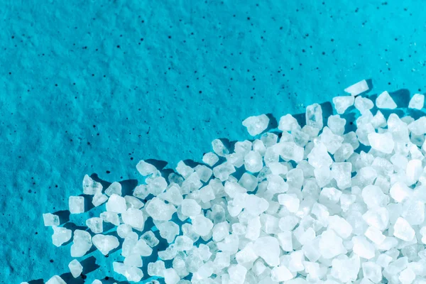 Weiße Kristalle groben Salzes auf blauem Hintergrund — Stockfoto