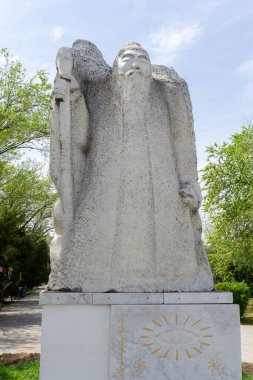 Elista 'daki Druzhba parkında heykel beyaz yaşlısı