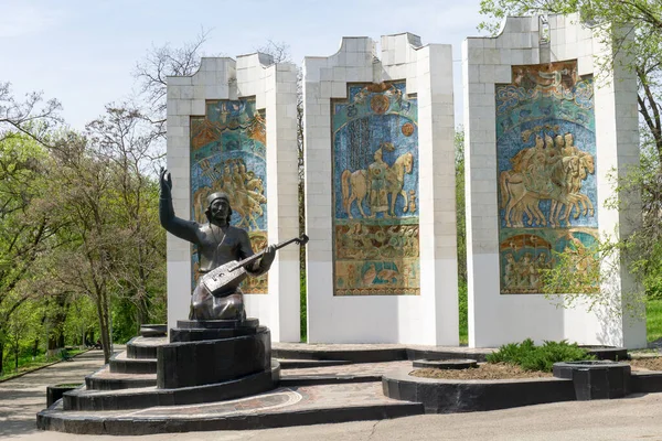 Monumento Dzhangarchi Eelyan Ovla em parque Druzhba — Fotografia de Stock
