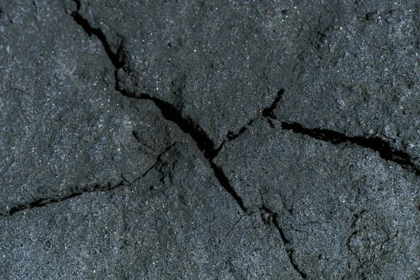 Треснувшая черная почва близко, фон — стоковое фото