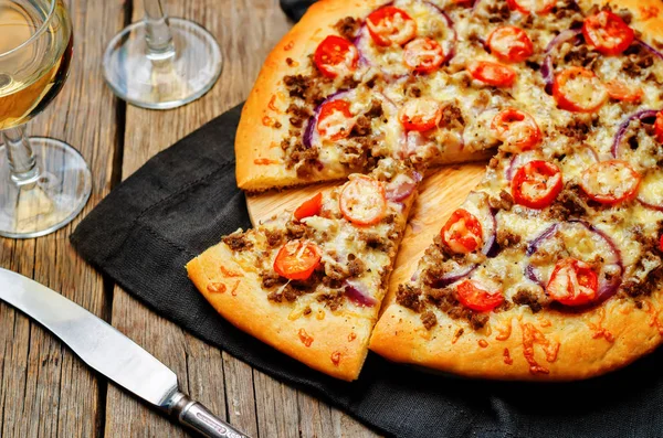 Minced meat tomato red onion pizza
