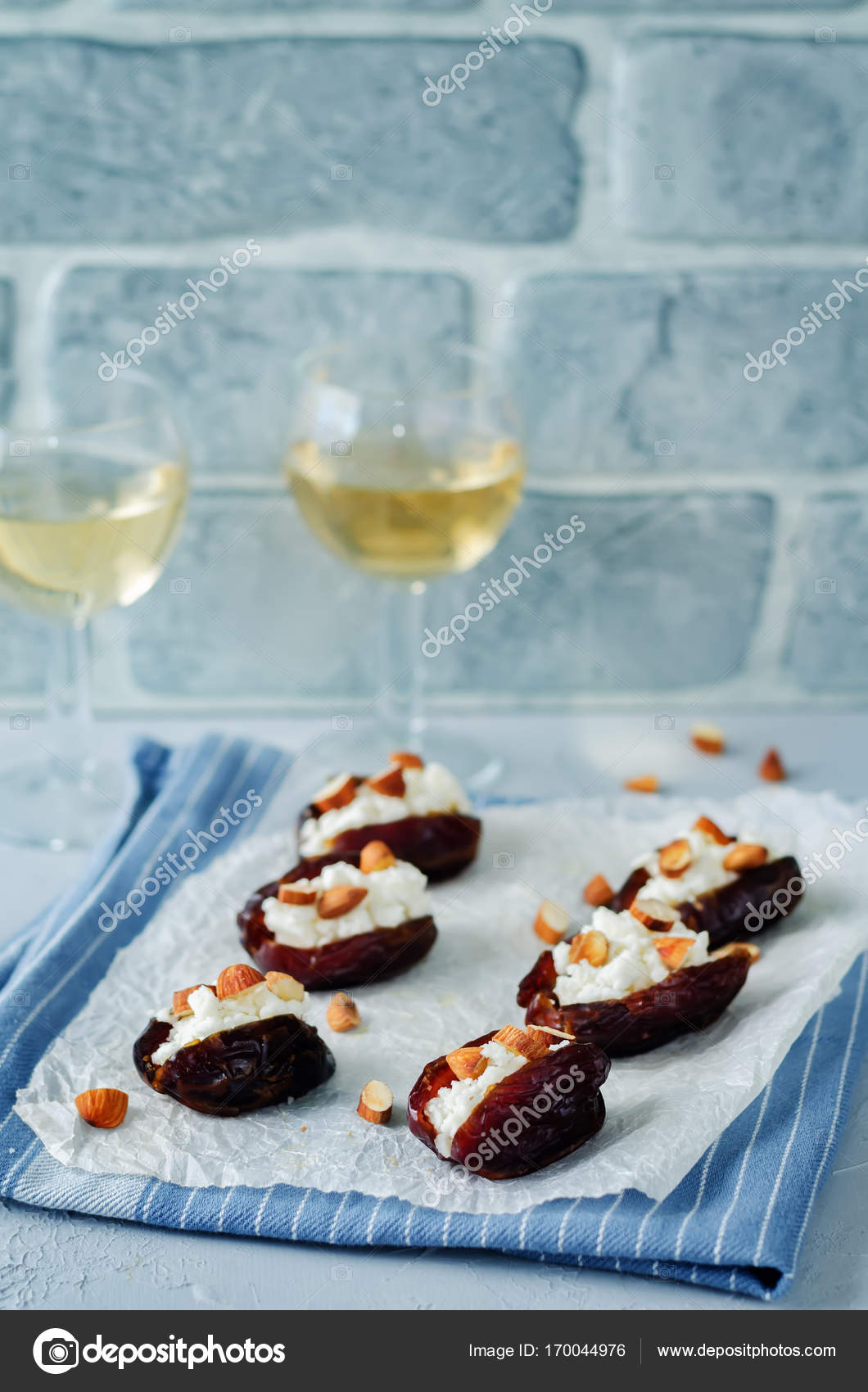 Финики, фаршированные козьим сыром и миндалем - кулинарный пошаговый рецепт с фото на KitchenMag.ru новые фото Финики, фаршированные козьим сыром и миндалем - кулинарный пошаговый рецепт с фото на KitchenMag.ru новые фото