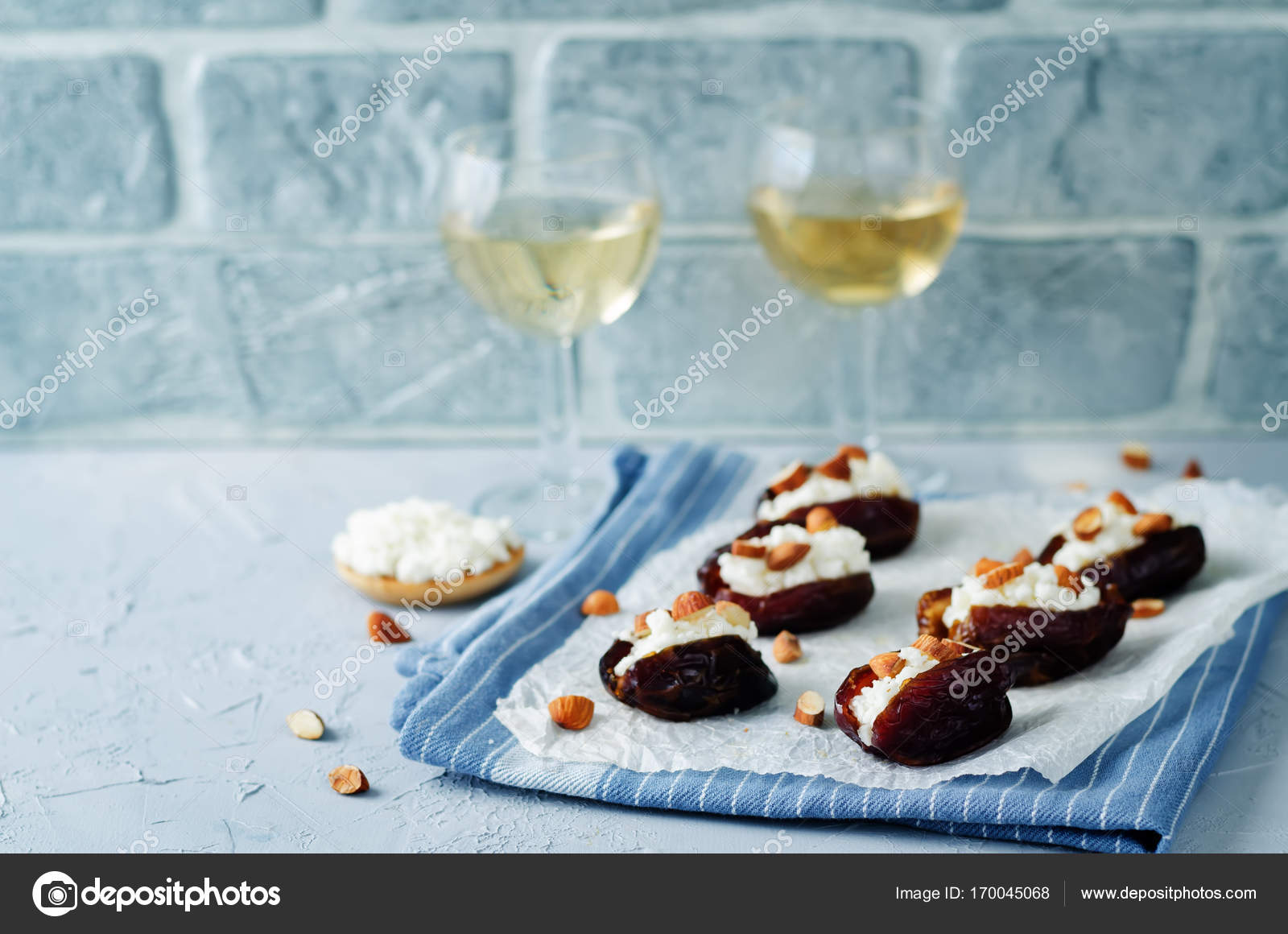 Финики, фаршированные козьим сыром и миндалем - кулинарный пошаговый рецепт с фото на KitchenMag.ru Финики, фаршированные козьим сыром и миндалем - кулинарный пошаговый рецепт с фото на KitchenMag.ru