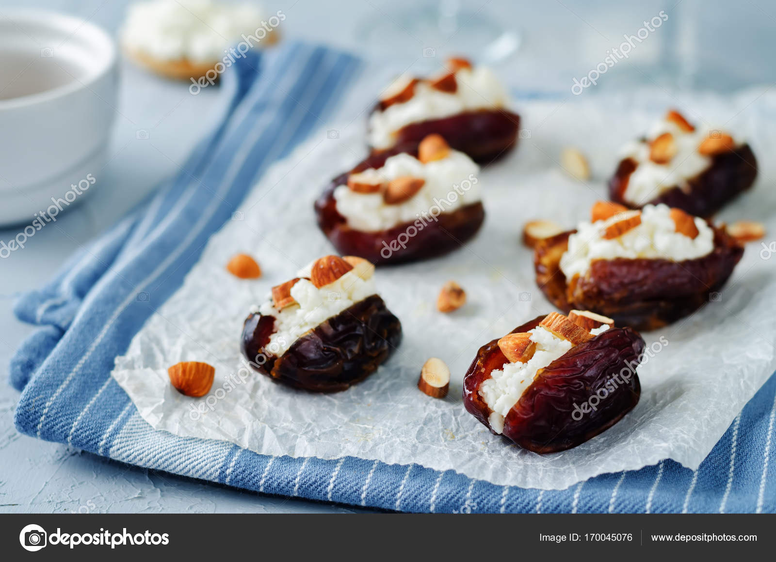 Финики, фаршированные козьим сыром и миндалем - кулинарный пошаговый рецепт с фото на KitchenMag.ru в 2019 году Финики, фаршированные козьим сыром и миндалем - кулинарный пошаговый рецепт с фото на KitchenMag.ru в 2019 году
