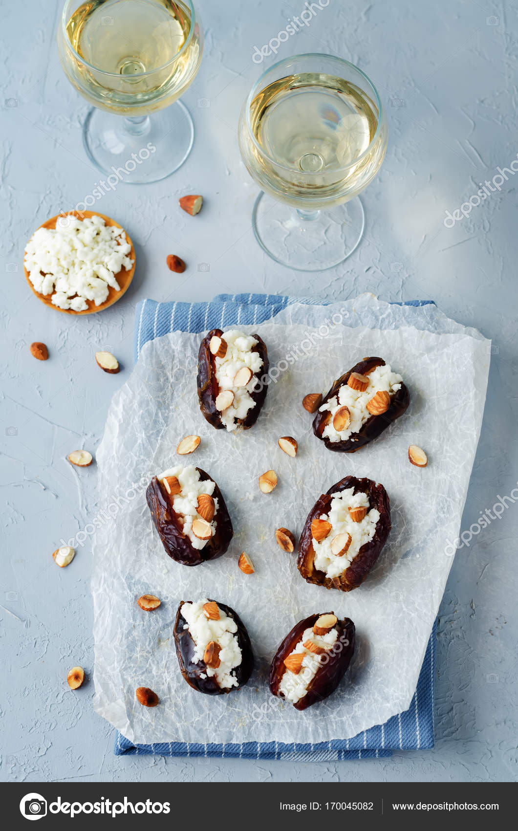 Финики, фаршированные козьим сыром и миндалем - кулинарный пошаговый рецепт с фото на KitchenMag.ru изображения Финики, фаршированные козьим сыром и миндалем - кулинарный пошаговый рецепт с фото на KitchenMag.ru изоражения