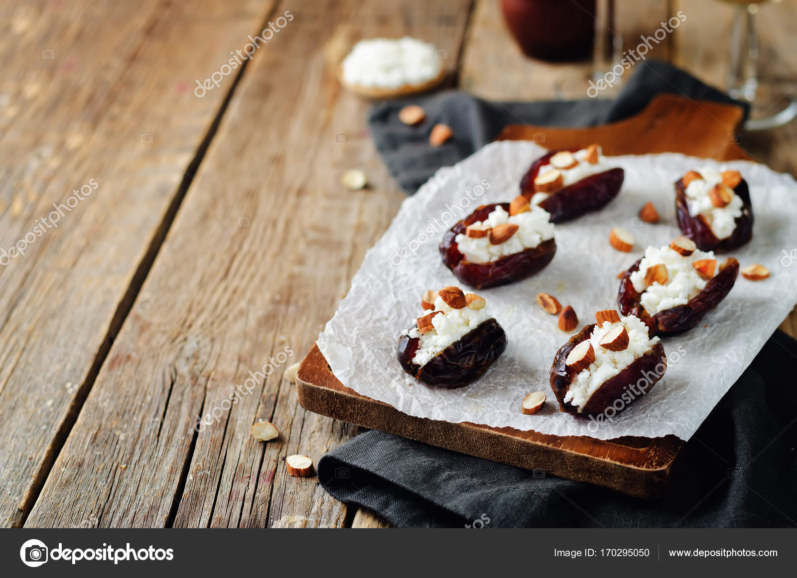 Финики, фаршированные козьим сыром и миндалем - кулинарный пошаговый рецепт с фото на KitchenMag.ru рекомендации Финики, фаршированные козьим сыром и миндалем - кулинарный пошаговый рецепт с фото на KitchenMag.ru рекомендации