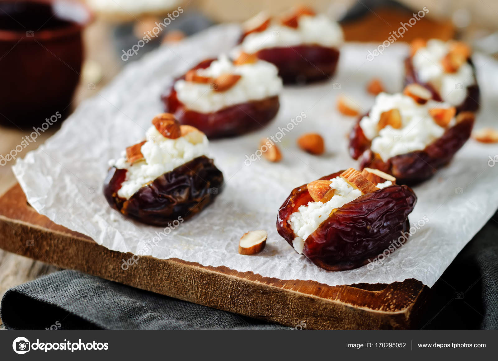 Финики, фаршированные козьим сыром и миндалем - кулинарный пошаговый рецепт с фото на KitchenMag.ru картинки Финики, фаршированные козьим сыром и миндалем - кулинарный пошаговый рецепт с фото на KitchenMag.ru картинки