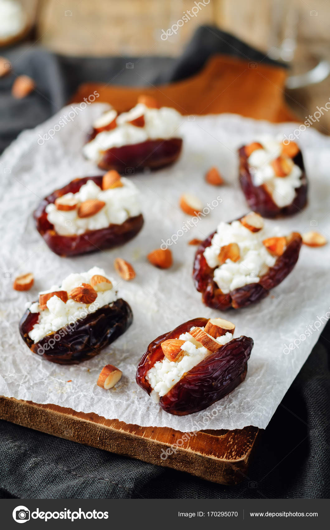 Финики, фаршированные козьим сыром и миндалем - кулинарный пошаговый рецепт с фото на KitchenMag.ru Финики, фаршированные козьим сыром и миндалем - кулинарный пошаговый рецепт с фото на KitchenMag.ru