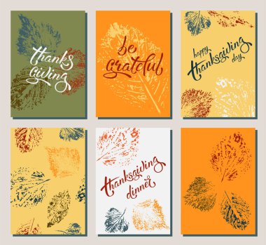 Yazılı ve doğal renkli yapraklı bayram tasarımı için şükran günü tebrik kartları seti. Kartpostal, pankart, simge, logo, etiket, çanta ve tişört için uygun. EPS 8