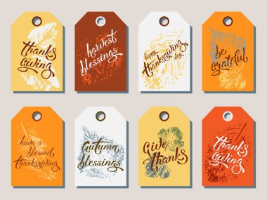 Tatil tasarımı için arkaplanda harfler ve yapraklar olan şükran günü etiketleri. EPS 8