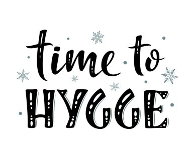 Hygge zamanı. El çizimi basit harf işareti. Kafe ya da ev içi, kart, tişört ya da sabıka baskısı, poster, afiş, etiket. Danimarka mutluluğu, pozitif ruh hali. Kış Tatili vektörü