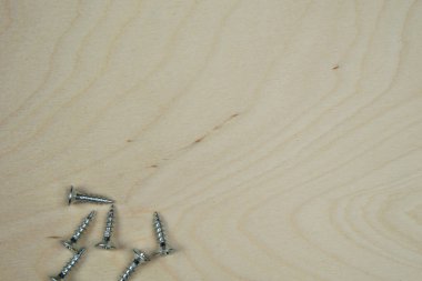 Gümüş vidalar panelde. Tahta vidalar