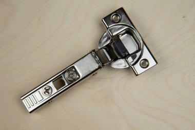  Menteşe panelde. Mobilya bölümü