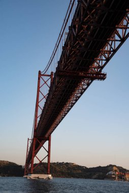 Lisbon 'da 25 Nisan Köprüsü. Gün batımında 25 Nisan Köprüsü