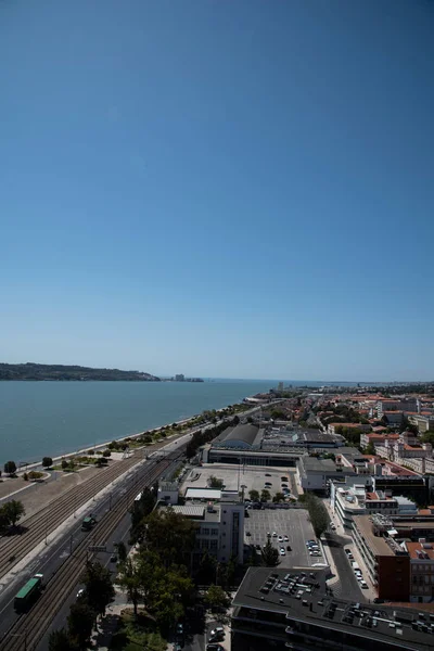 Lisbon Portekiz 'in manzarası. Deniz kenarındaki yol.