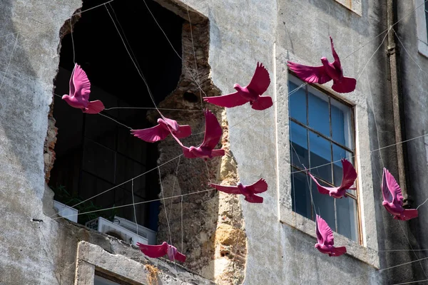 Lisbon 'daki güvercin. Lizbon 'da sokak sanatı