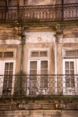Eski bir binanın cephesi. Lizbon 'daki Evler