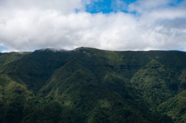 Dağların ve gökyüzünün panoramik manzarası. Dağların fotoğrafı.