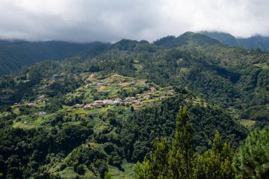Gökyüzü ve dağların fotoğrafı. Dağlarda gökyüzü