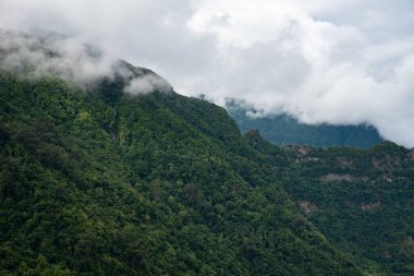 Dağlardaki fotoğraf posterinin panoramik görüntüsü. Dağların resmi