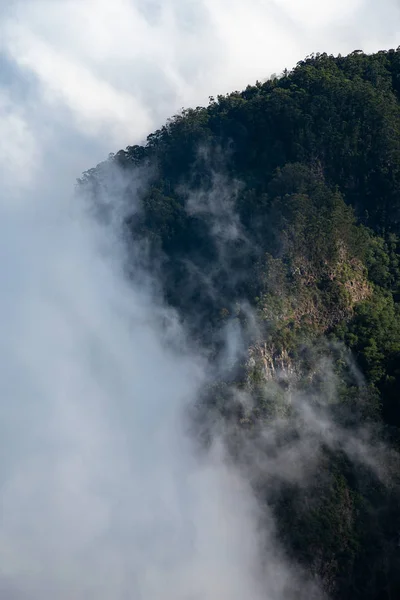 Nubes Sobre Las Montañas Foto Montaña — Foto de Stock